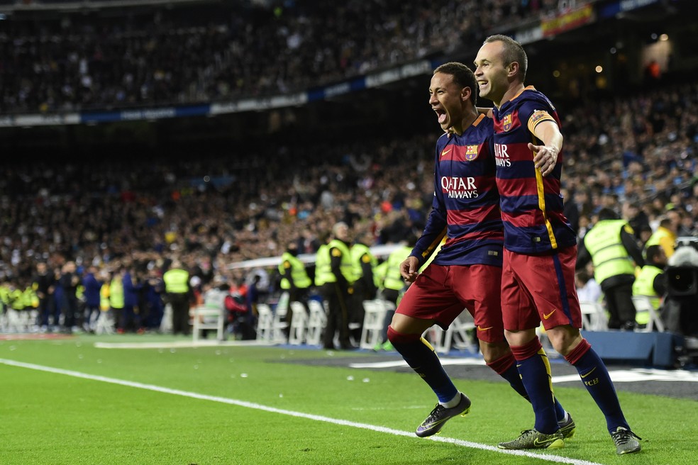Neymar e Iniesta juntos na época de Barcelona — Foto: AFP