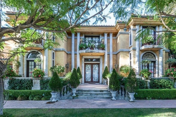 A mansão colocada à venda pelo ator Charlie Sheen (Foto: Divulgação)