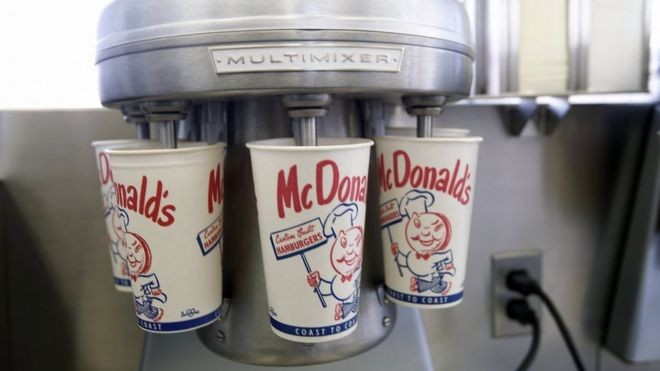 BBC - Uma réplica do liquidificador de milk-shake do primeiro restaurante McDonald's, agora no museu da empresa (Foto: Getty Images via BBC News)
