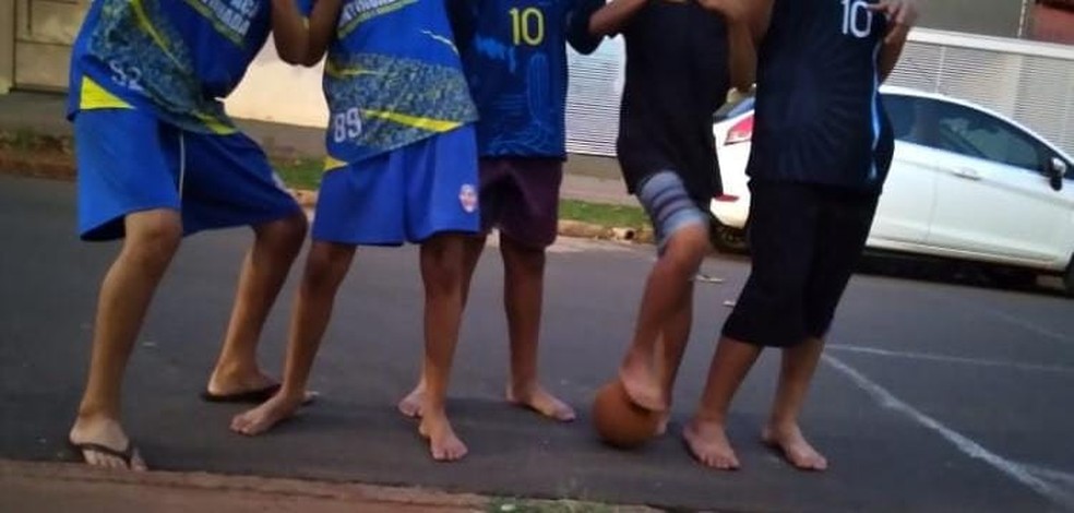 Adolescentes tiraram fotos com o aparelho furtado  — Foto: Reprodução 