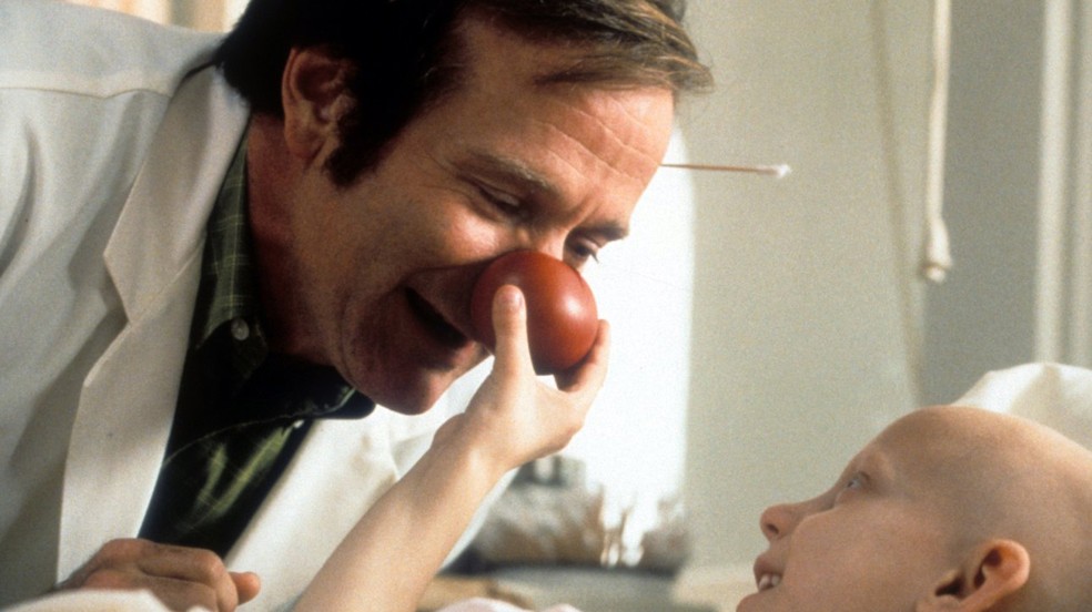 Robin Williams como o médico Patch Adams em filme de 1998 — Foto: Divulgação/Universal Pictures