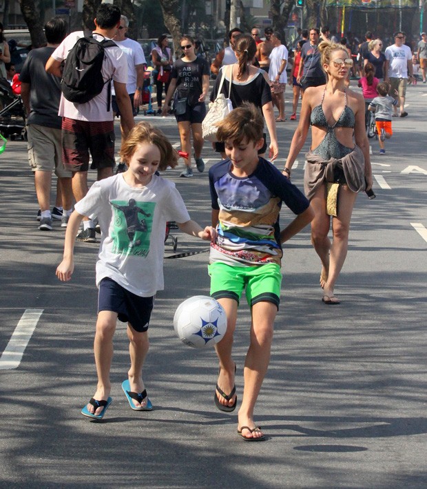 Danielle Winits e os filhos em dia de praia (Foto: AgNews)