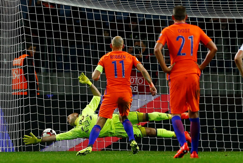 Robben cobra pênalti no canto, e goleiro Chernik não alcança em Belarus x Holanda (Foto: REUTERS/Vasily Fedosenko)