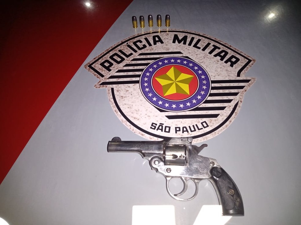 Homem é preso por porte ilegal de arma de fogo — Foto: Polícia Militar/Divulgação