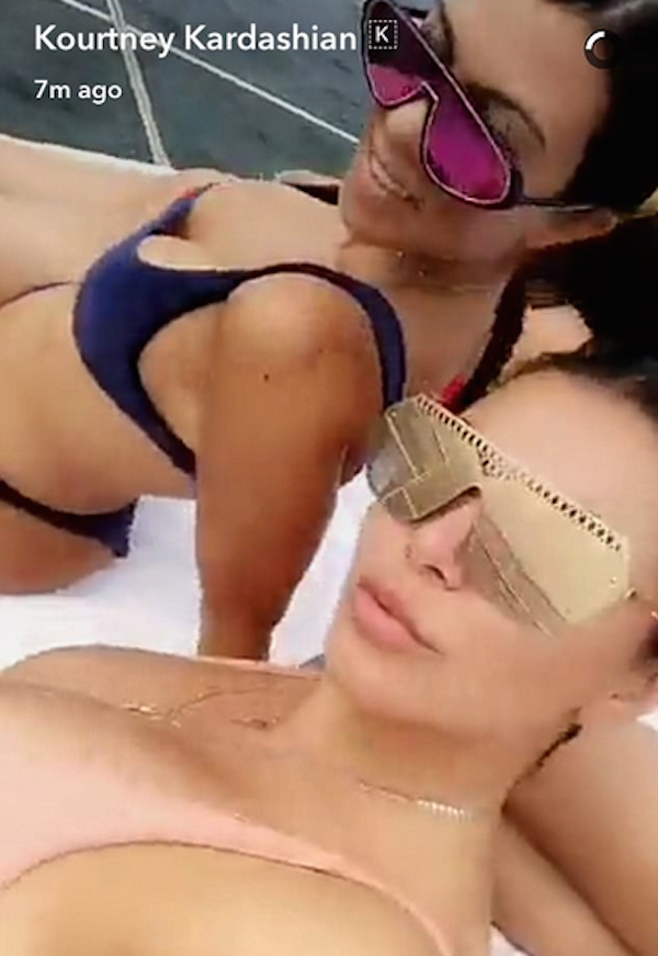 Kim Kardashian e Kourtney Kardashian de férias no México (Foto: Snapchat)