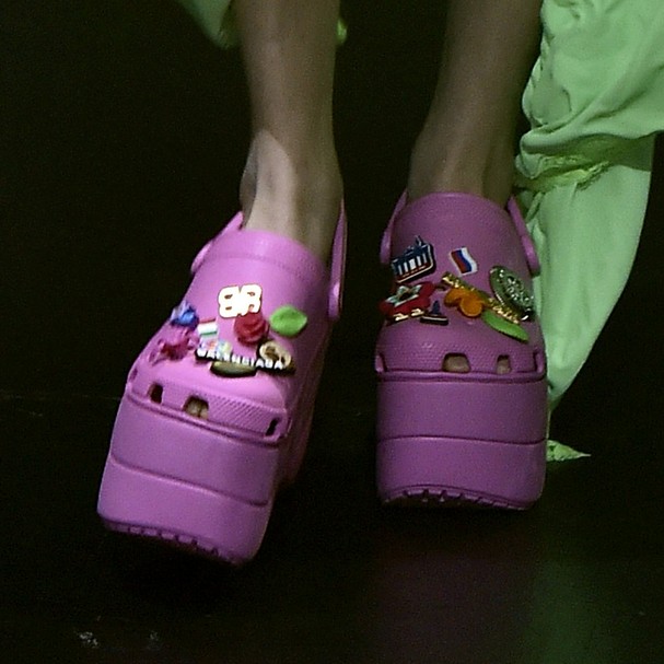 Balenciaga x Crocs (Foto: Getty Images) Balenciaga x Crocs (Foto: Getty Images)
