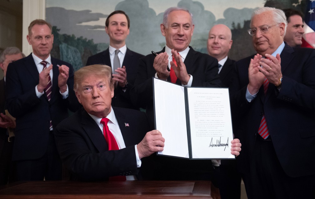 Presidente dos Estados Unidos, Donald Trump, mostra sua assinatura no decreto em que reconhece a soberania israelense sobre as Colinas de GolÃ£  â€” Foto: Saul Loeb / AFP