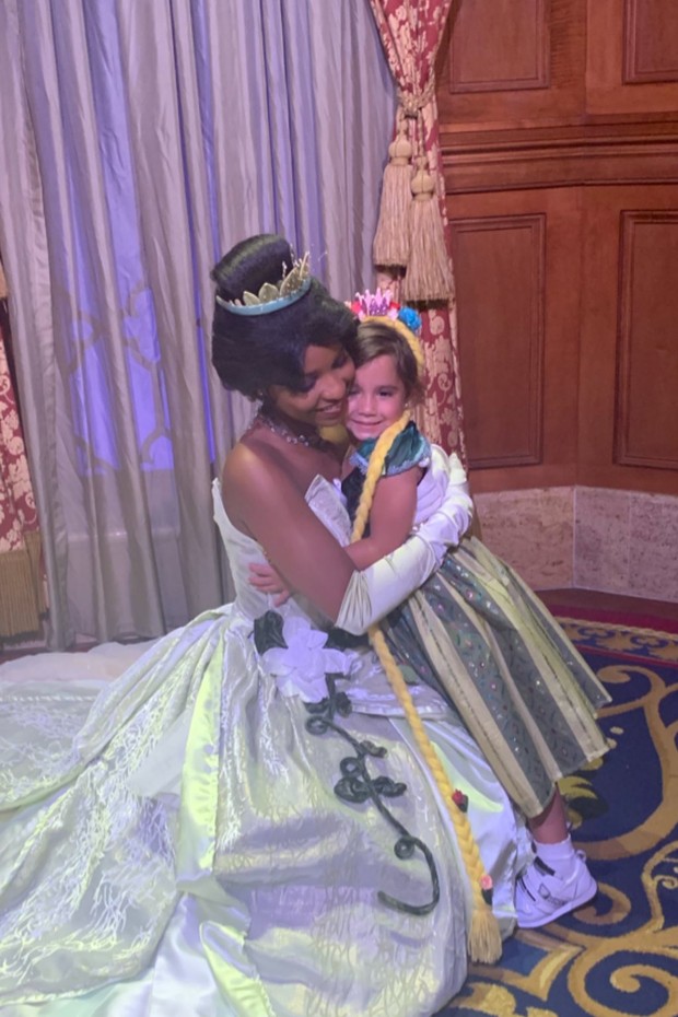Maria Flor faz pose ao lado das princesas da Disney (Foto: Reprodução/Instagram)