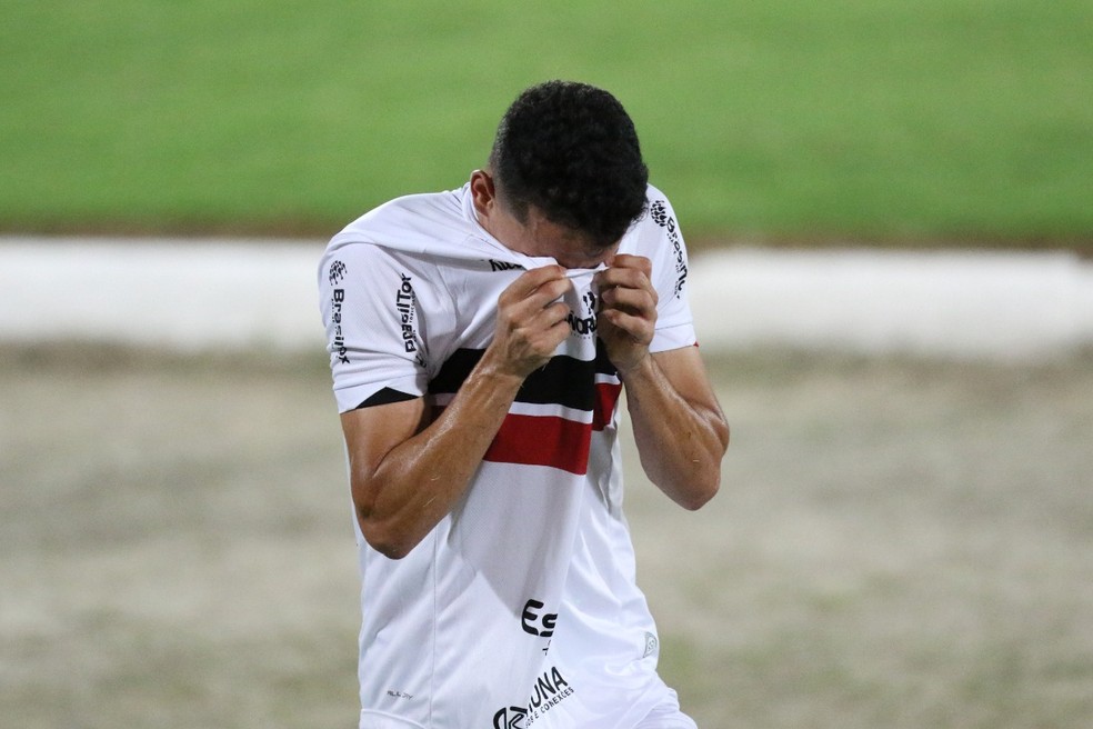 Jogador do Santa Cruz chora após derrota na Série C — Foto: Marlon Costa/Pernambuco Press