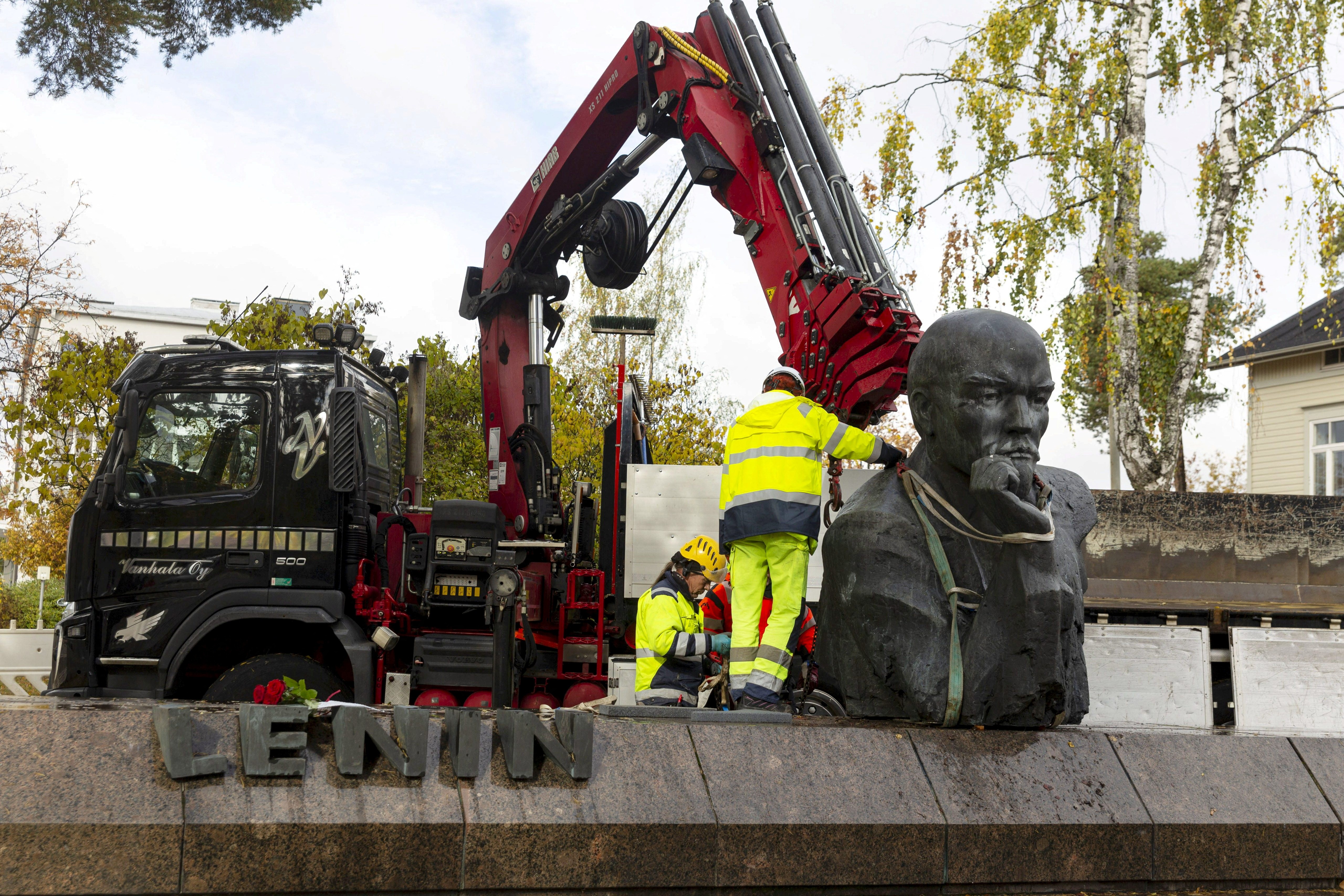 Finlândia remove última estátua de Lênin exposta em seu território