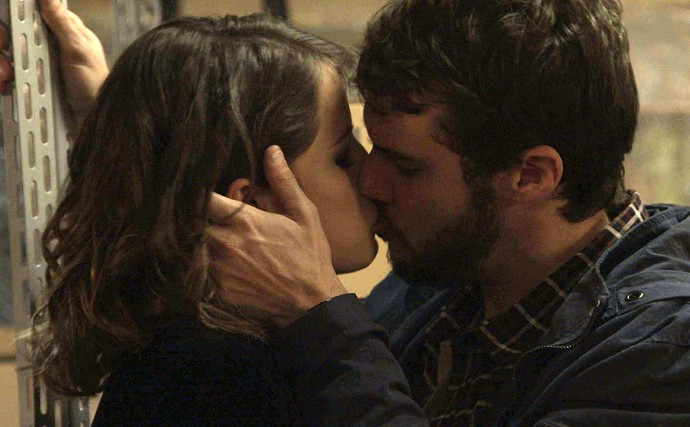 Camila e Giovanni se beijam (Foto: TV Globo)