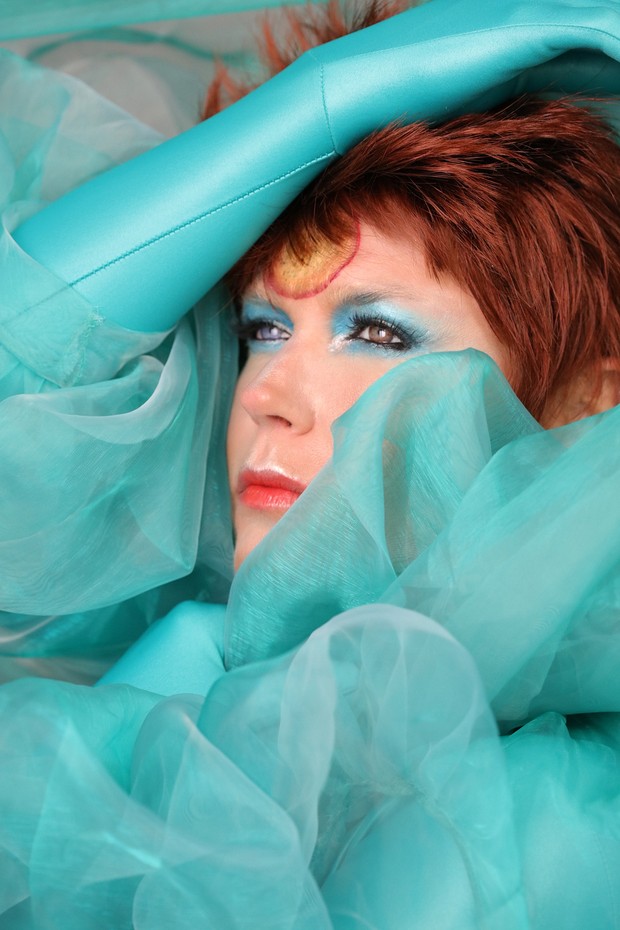 Starwoman: Xuxa Meneghel se transforma em David Bowie pelas mãos do beauty artist Max Weber (Foto: Divulgação)