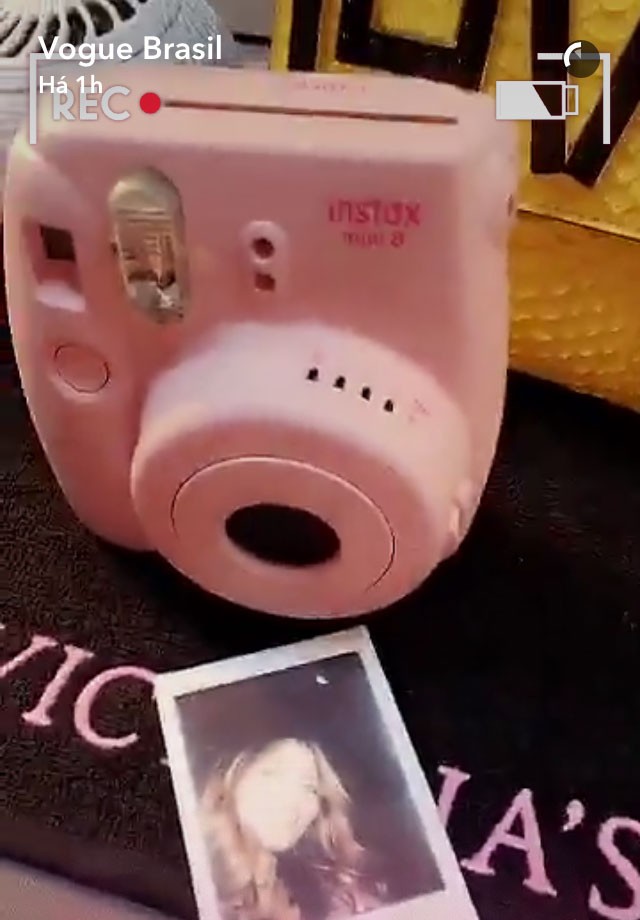 Polaroids nas bancadas de maquiagem (Foto: Reprodução)