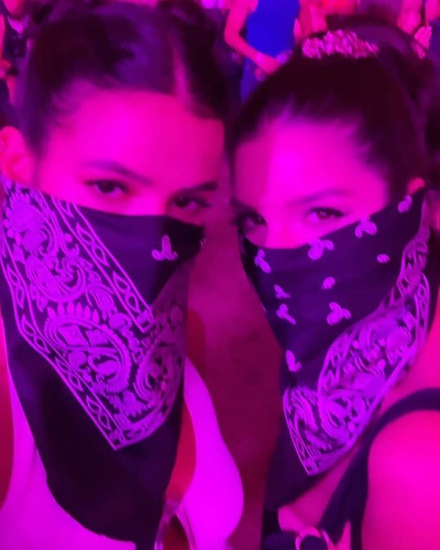 Bruna Marquezine e amiga no Coachella (Foto: Reprodução Instagram)