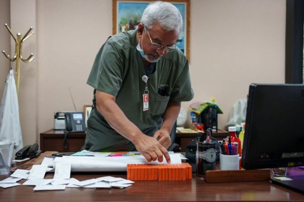Médico Franz Theard prepara doses de mifepristona na Womens Reproductive Clinic de Santa Teresa, Novo México — Foto: BBC