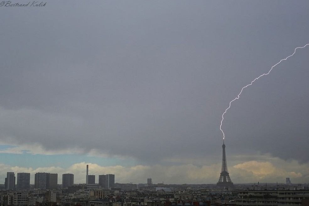 Raio atinge a Torre Eiffel, em Paris, na quarta-feira (8)  â Foto: ReproduÃ§Ã£o/ Twitter Bertrand Kulik   â