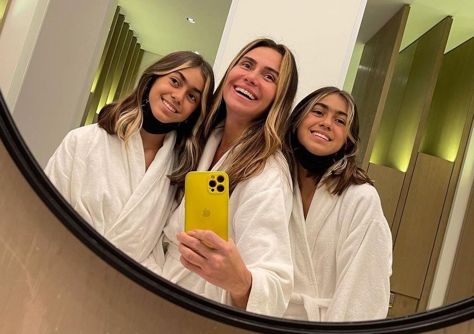 Giovanna Antonelli em selfie com as filhas gêmeas, Antonia e Sofia, em frente a espelho (Foto: Reprodução/Instagram)