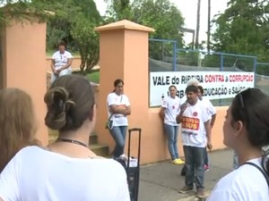 Funcionários fazem protesto em frente a hospital (Foto: Reprodução/TV Tribuna)