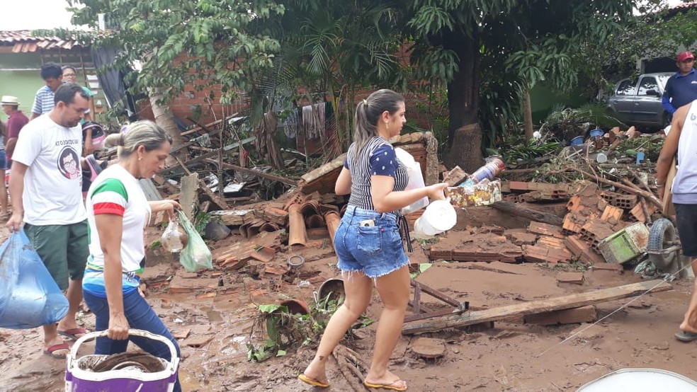 Casas foram atingidas após lagoa de clube transbordar e romper muro do terreno na Zona Sul de Teresina — Foto: Gilcilene Araújo/ G1 PI