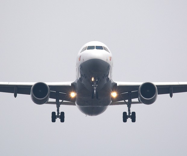 Homem morreu durante voo da United Airlines, com suspeita de covid-19 (Foto: Pexels)