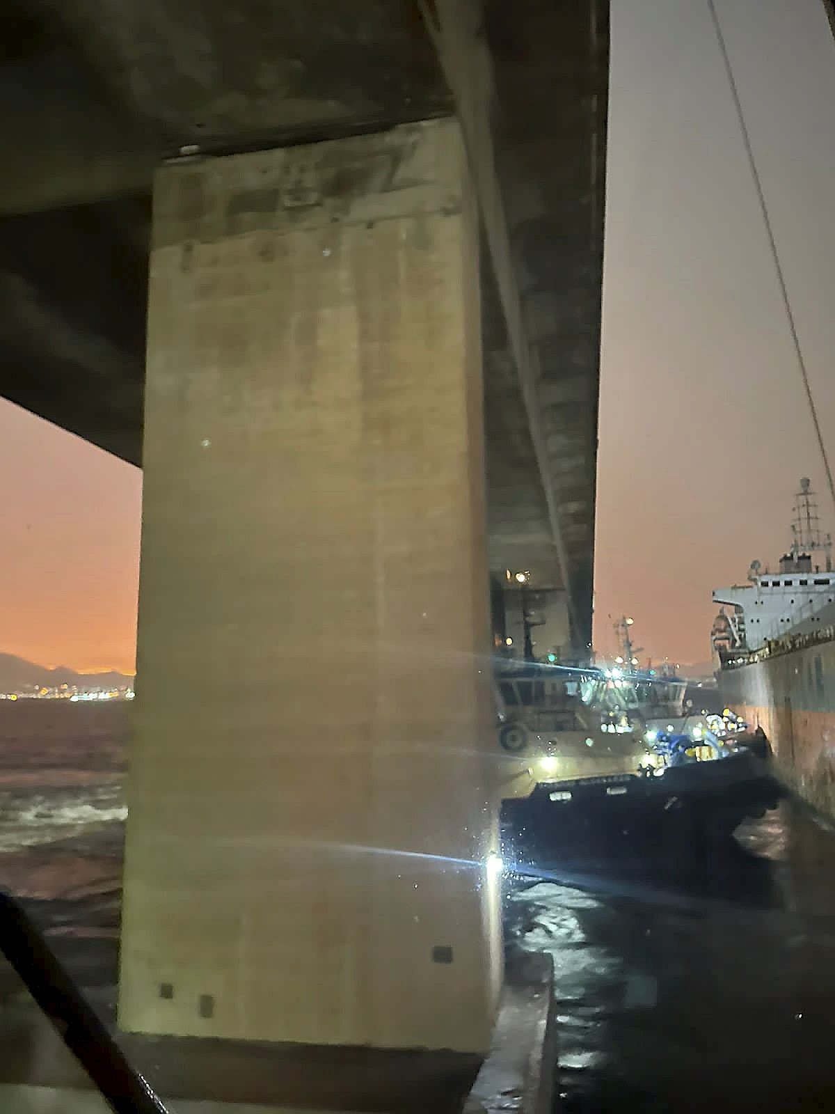 Também em 2022, o navio São Luiz bateu em um pilar da Ponte Rio-Niterói. Segundo especialistas, a estrutura não foi danificada — Foto: Filipe Trajano/14-11-2022
