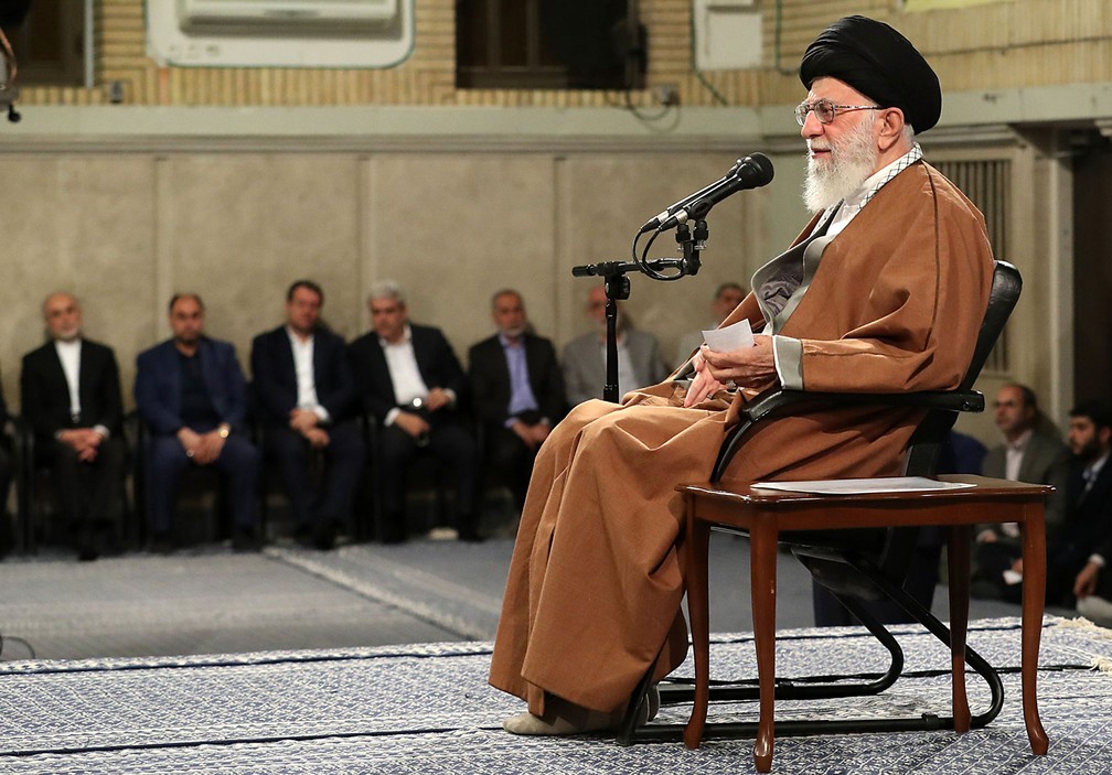AiatolÃ¡ Ali Khamenei em cerimÃ´nia com trabalhadores iranianos â€” Foto: Site do lÃ­der supremo do IrÃ£ / AFP