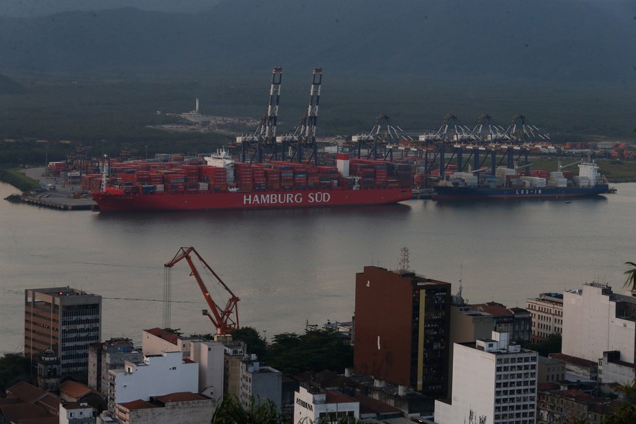 O Porto de Santos movimenta quase um terço das trocas comerciais brasileiras