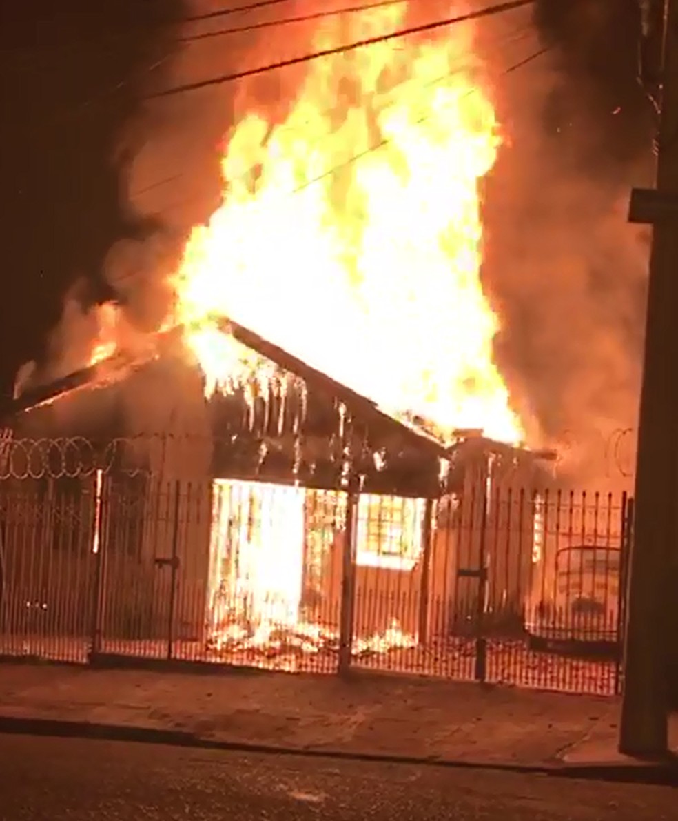 Incêndio destrói carros e casa de madeira em Bauru — Foto: Arquivo pessoal