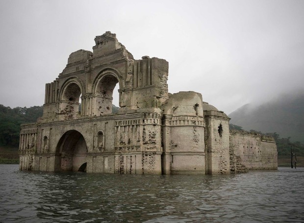 The remains of a mid-16th century church known as the Temple of Santiago, as well as the Temple of Quechula, is visible from the surface of the Grijalva River, which feeds the Nezahualcoyotl reservoir, due to the lack of rain near the town of Nueva Quechu (Foto: AP)