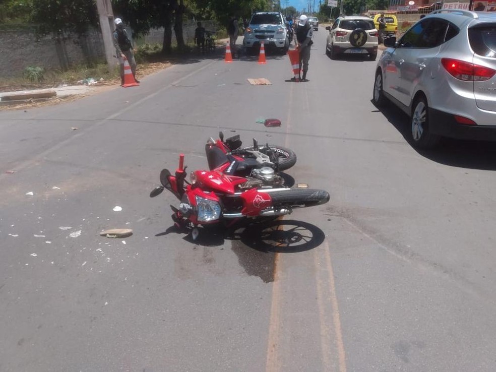 Moto ficou caída na pista após acidente na AL-215, em Marechal Deodoro — Foto: BPRv