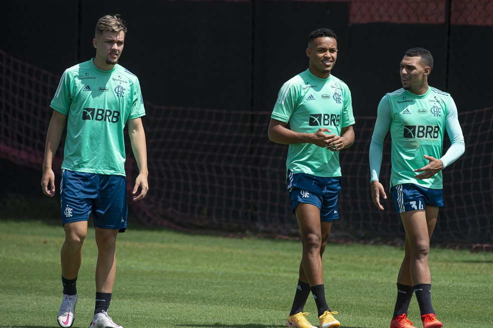 Lázaro, Gabriel Noga e Matheuzinho em treino do Flamengo — Foto: Alexandre Vidal / Flamengo