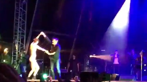 Fã nu dança com vocalista do Elbow durante show em Bristol