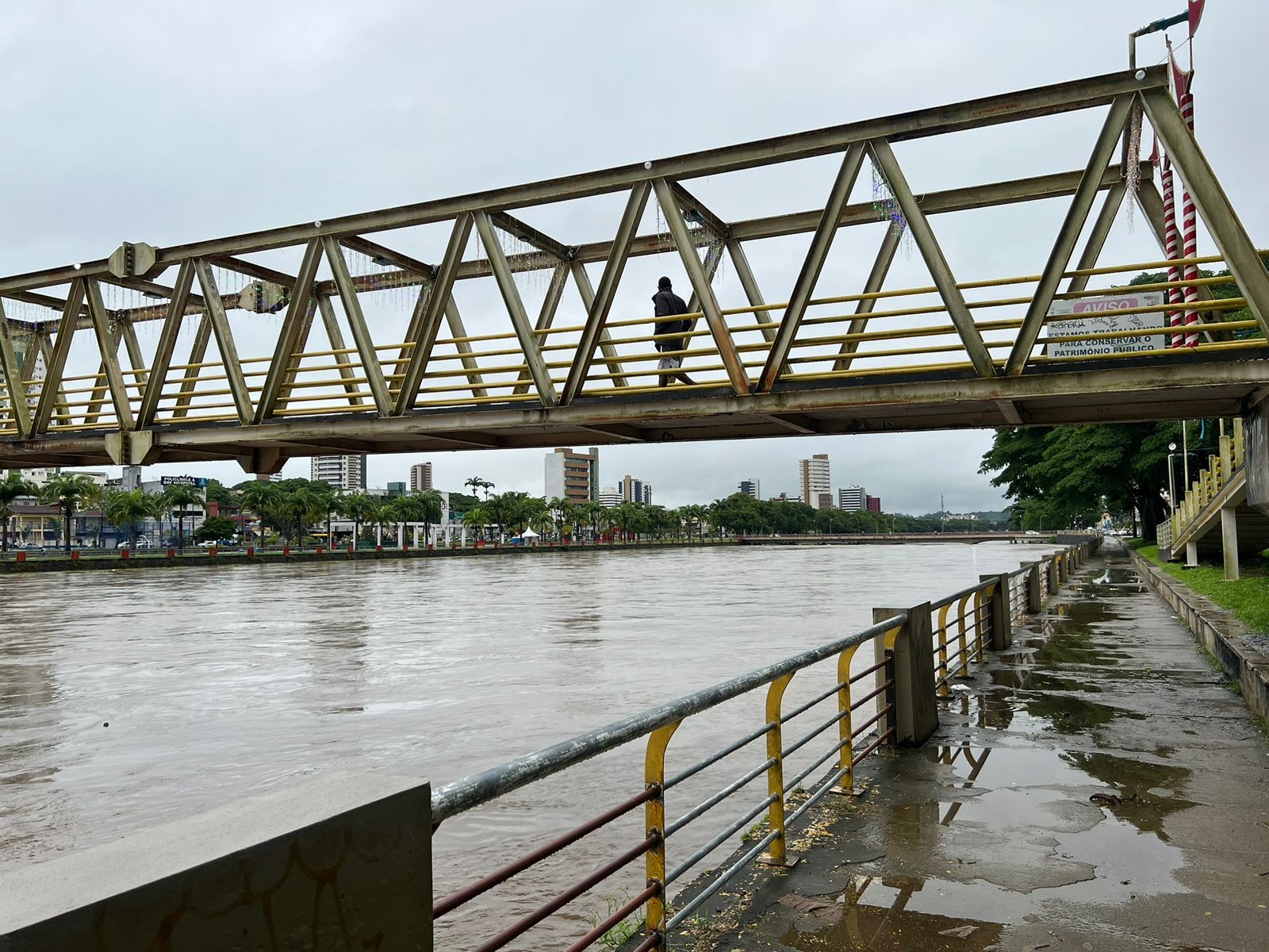 Nível do Rio Cachoeira sobe mais 3,5 metros e Itabuna registra alagamentos na sede e na zona rural