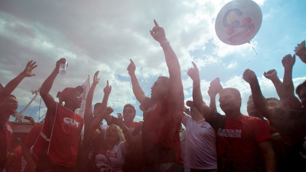 Militantes do PT e intregrantes da CUT fazem ato de apoio a Lula (Foto: Marcelo Camargo/Agência Brasil)