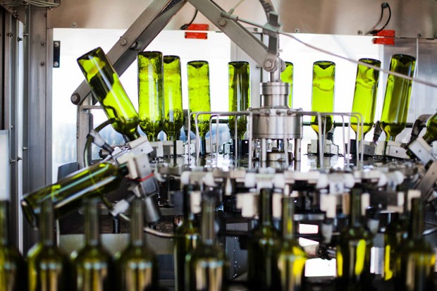 Todo o processo de fabricação do vinho, inclusive engarrafamento, fica por conta do projeto (Foto: Divulgação)
