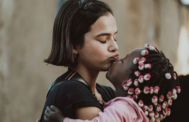 Bruna Marquezine com criança angolana na Aledia Nissi (Foto: Vatanabe Cruz/Reprodução Instagram)