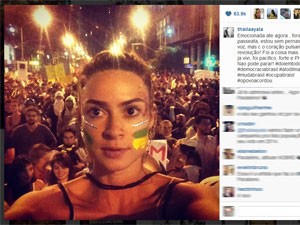 A atriz Thaila Ayala participa da manifestação no Rio (Foto: Reprodução/Instagram)