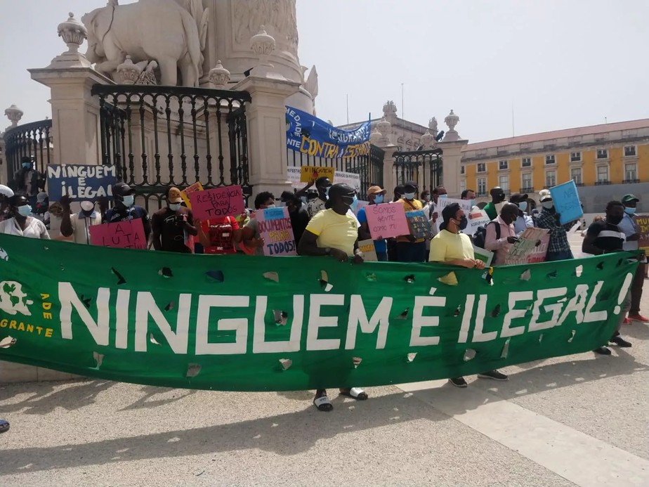 Estrangeiros e brasileiros em protesto do Comitê dos Imigrantes de Portugal em Lisboa