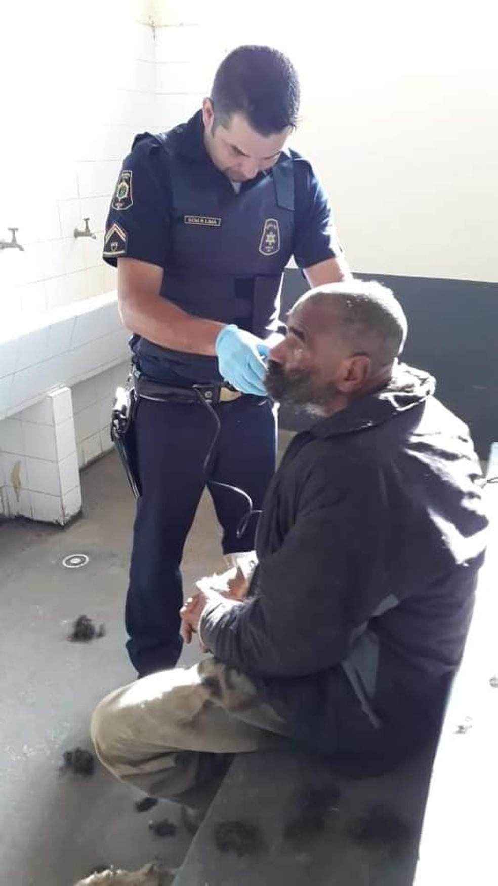 O corte do cabelo e da barba ficou a cardo do guarda municipal Renato Lima — Foto: Divulgação/Guarda Municipal de Apiaí