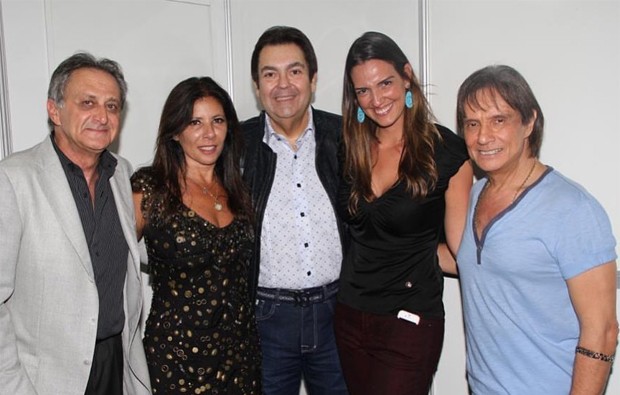 Fausto Silva e Luciana Cardoso posam com Roberto Carlos (Foto: Reprodução / Instagram)