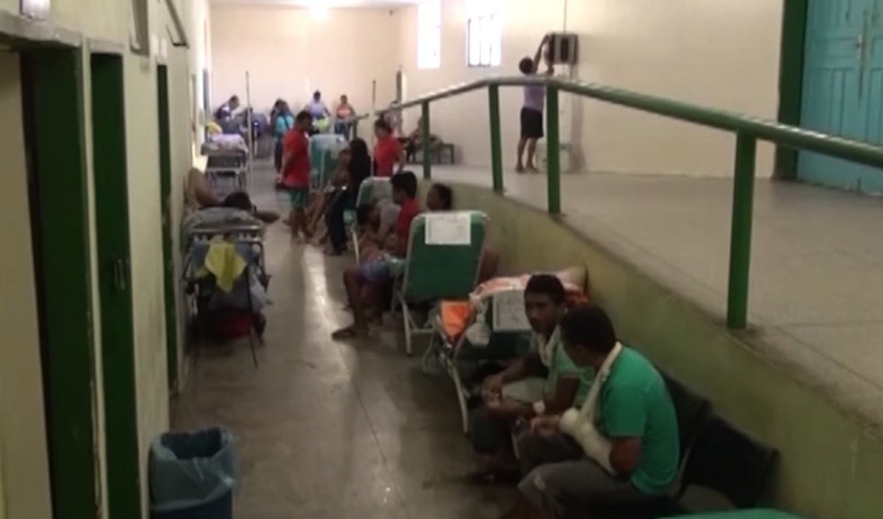 Pacientes lotam os corredores do Hospital Regional Tibério Nunes, em Floriano. (Foto: Reprodução/Tv Clube)