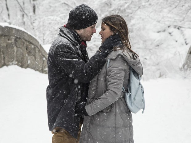 Mari e Benjamin se encontram em NY (Foto: Raphael Dias/Gshow)