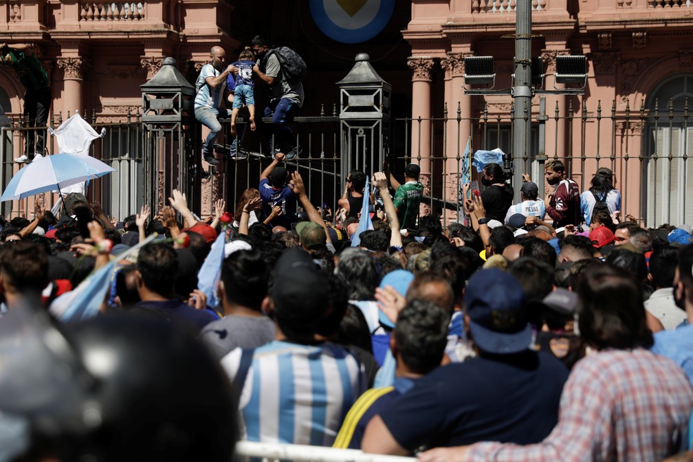 Confusão na Casa Rosada após portões serem fechados — Foto: Reuters