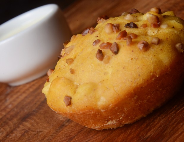 Boteco do Amaral: Muffin de cacau com damasco acompanhado de geléia de maça (Foto: Rio Art Com/Divulgação)