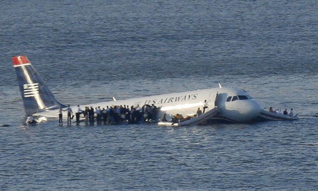 Passageiros de pé sobre uma asa do Airbus no Rio Hudson