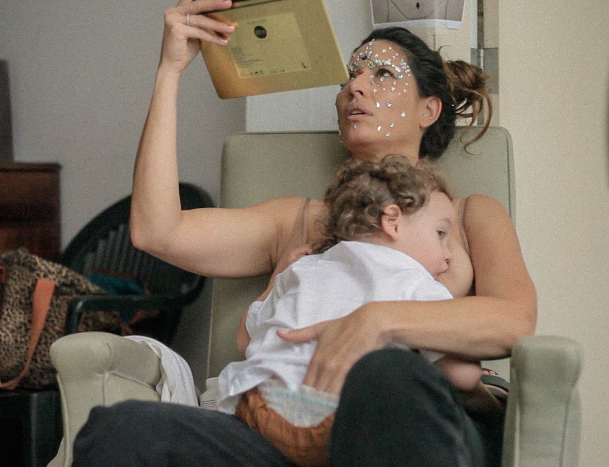 Giselle amamentou o filho durante as gravações (Foto: Divulgação)