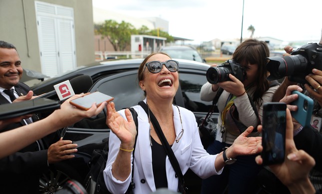 Regina Duarte chega a Brasília para falar com Jair Bolsonaro