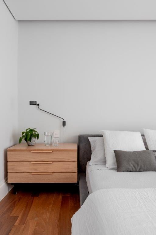 QUARTO | A paleta cinza se estende no quarto para criar um ambiente de calmaria e aconchego (Foto: Monica Assan / Divulgação)