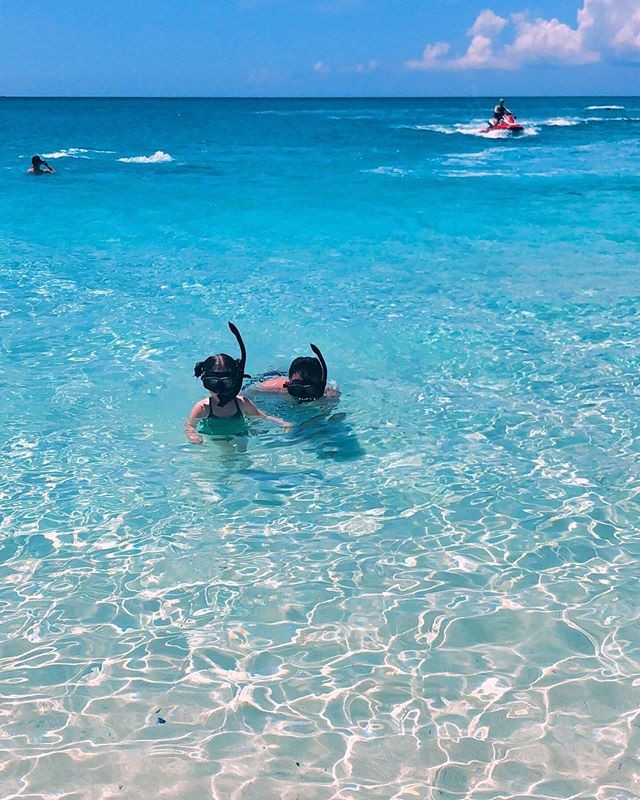 Ioni James Conran curte férias com os pais no Caribe (Foto: Reprodução/Instagram)