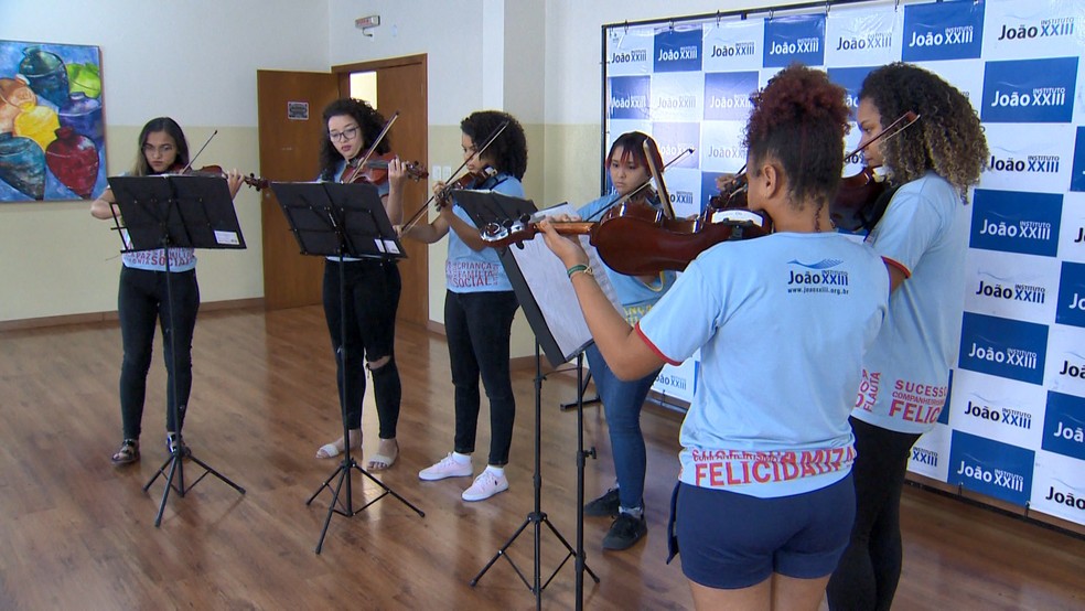 Aulas de mÃºsica sÃ£o feitas no Instituto JoÃ£o XXIII â€” Foto: ReproduÃ§Ã£o/TV Gazeta